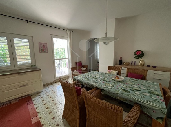 Moderne Apartments mit Klimaanlage und Möbeln