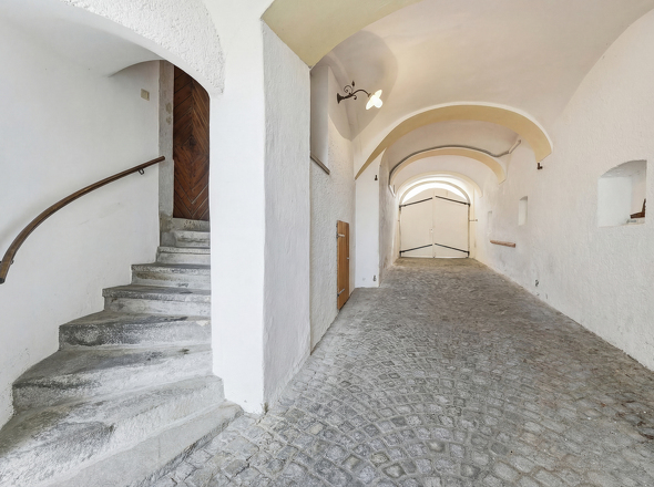 Hofeinfahrt mit Treppenaufgang