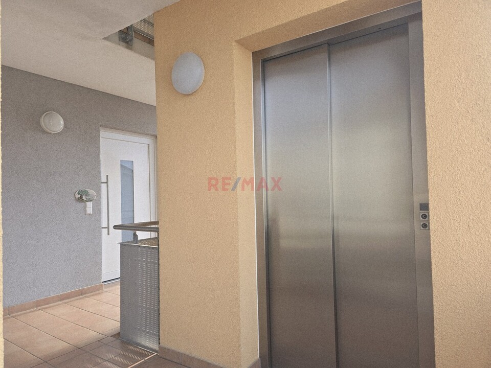 Aufzug an der Wohnungstür