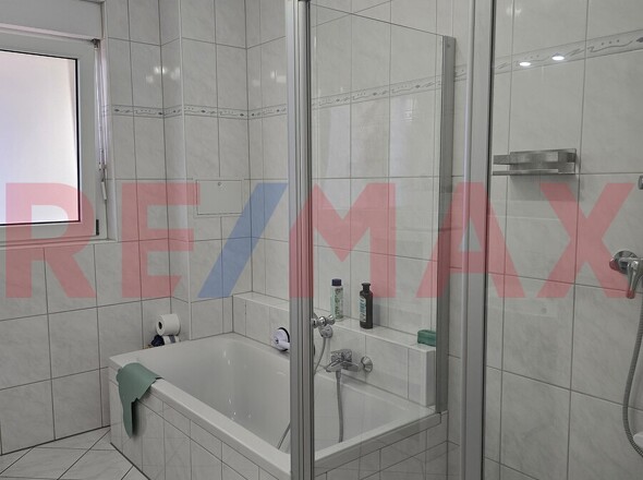 Bad mit Dusche & Wanne