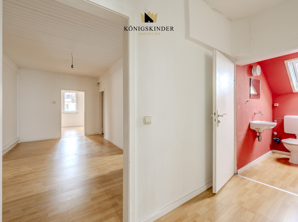 Flur mit separatem WC mit Fenster