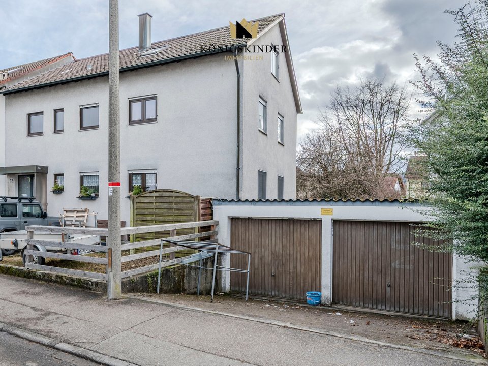 Haus mit 2 Garagen und Stellplatz