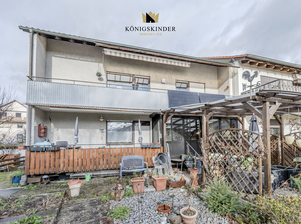 Blick vom Garten mit Pergola