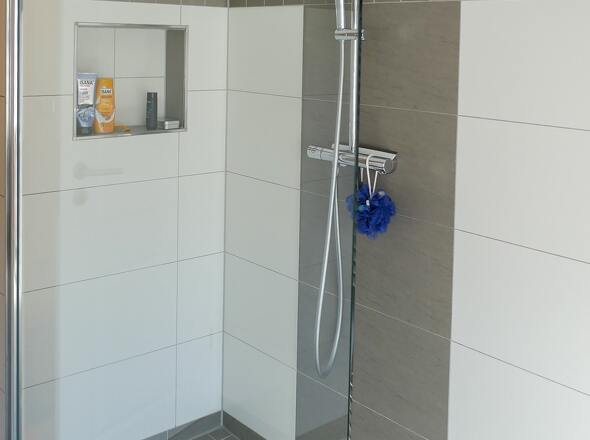 und begehbarer Dusche