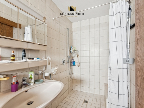 Badezimmer mit ebenerdiger Dusche