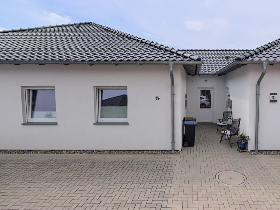 Frontansicht (Eingangsbereich)