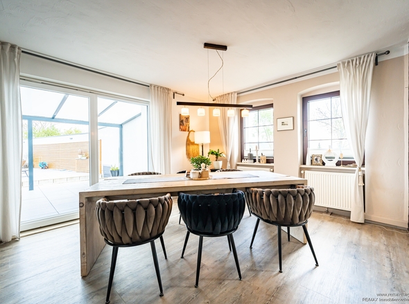 Essenbereich mit Zugang zur Terrasse 