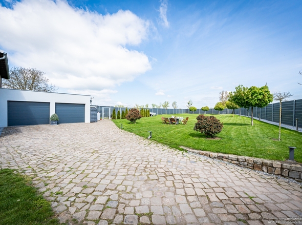 Einfahrt & Doppelgarage 