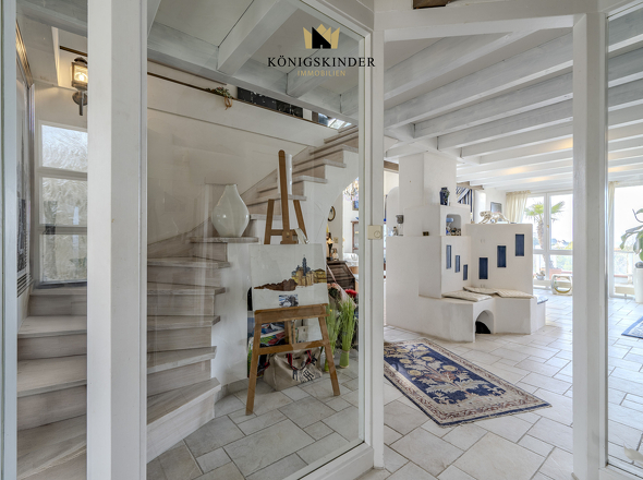Heller Eingangsbereich mit viel Glas und Licht