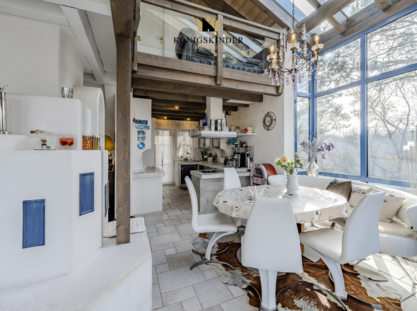 Große Glasfläche am Essbereich mit Kamin