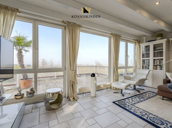 Offener Wohnbereich mit Zugang zur großen Terrasse