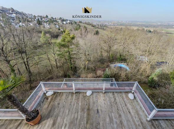 Blick aus dem OG auf Terrasse 1 und Terrasse 2 und  den Pool