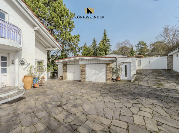 Repräsentativer Vorplatz mit 2 Garagen, Carport & Geräteschuppen und Sichtschutz durch das ca. 1,90 m hohe Eingangstor