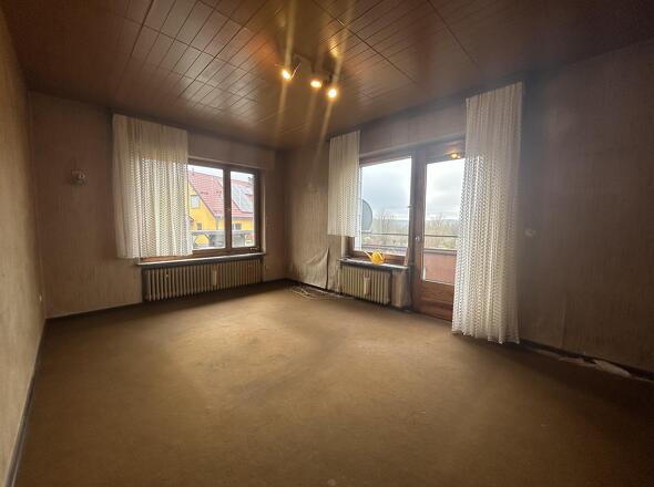 Wohnzimmer mit Zugang zum Balkon