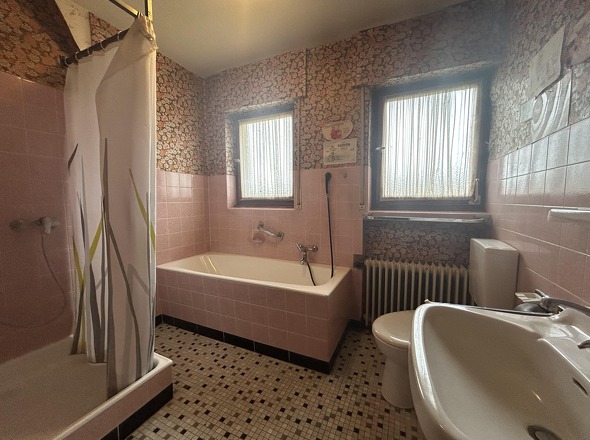 Dusch- und Wannenbad im OG