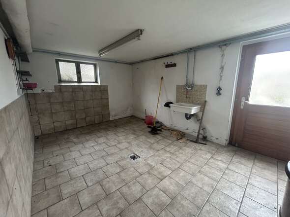 Waschküche mit Zugang zum Garten