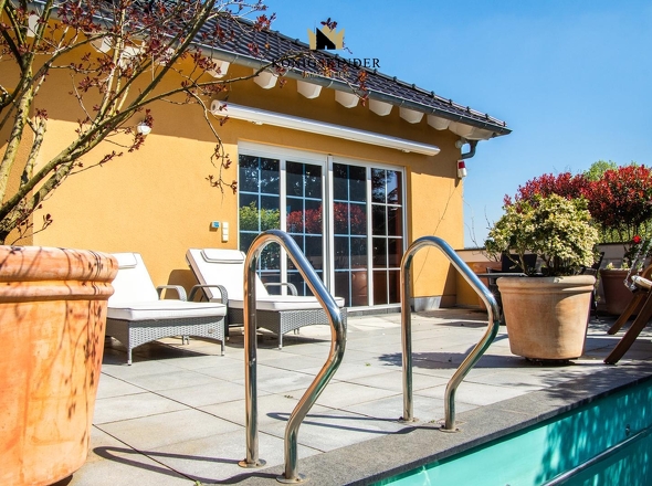 Sonnige Terrasse mit Pool