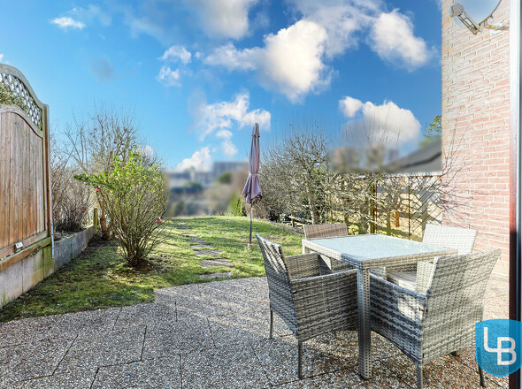 Terrasse mit Blick in den Garten