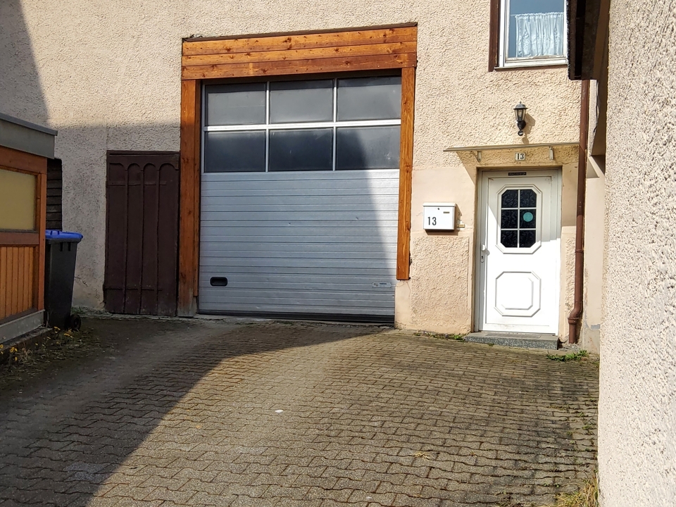 Hauseingang und Scheune