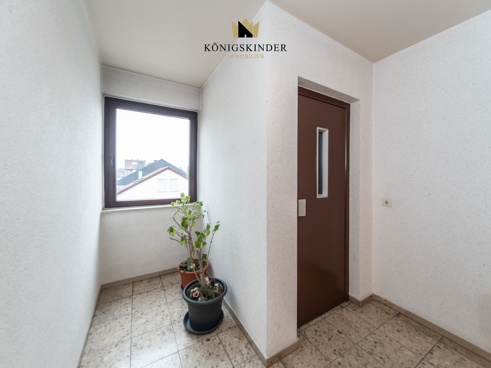 Treppenhaus mit Aufzug 