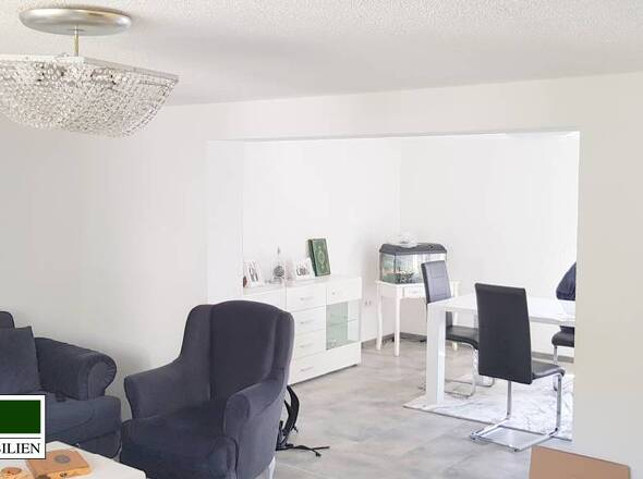 Wohnzimmer mit Blick ins Esszimmer OG