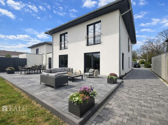 „Großzügige Terrasse zur freien Gestaltung, visualisierte Bepflanzung und Pflasterung der Seiteneinfahrt.“