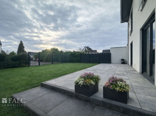 „Eine prachtvolle, großzügige Terrasse – eine wahre Wohltat für Ihre Seele mit visueller Rasenfläsche“