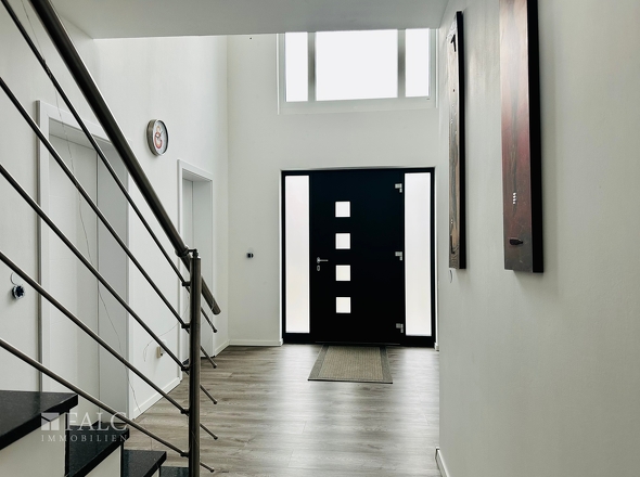 „Der offene Eingangsbereich mit Luftraum setzt ein starkes architektonisches Statement.“