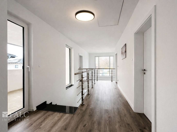 „Galerieartiger Flurbereich im Obergeschoss mit lichtdurchflutetem Ambiente“