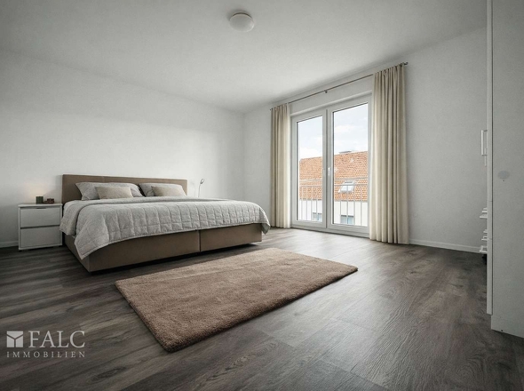 „Helles, großzügiges Schlafzimmer mit bodentiefen Fenstern, Accessoires dezent visualisiert.“