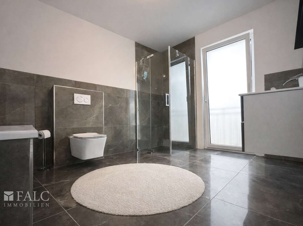 „Stilvolles Badezimmer mit Badewanne, Dusche und exklusiver Fliesengestaltung.“