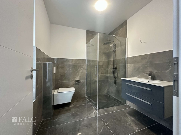 „Stilvolles Gäste-Duschbad im Erdgeschoss.“