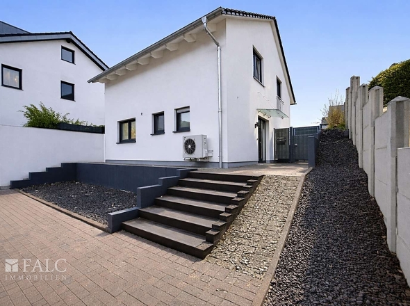 Modernes Wohnhaus mit klarer Architektur