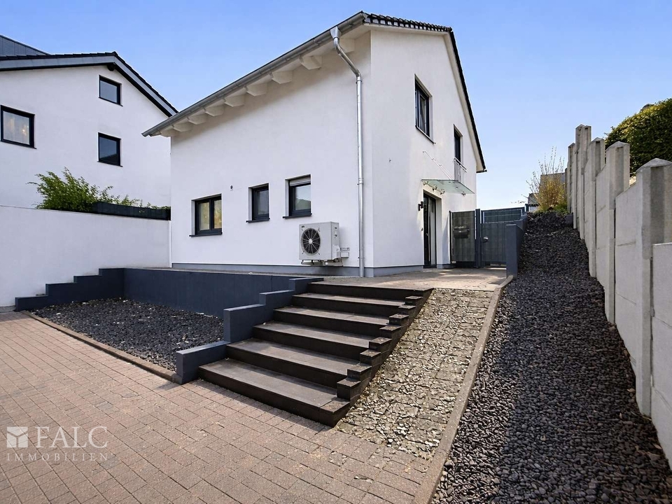 Modernes Wohnhaus mit klarer Architektur