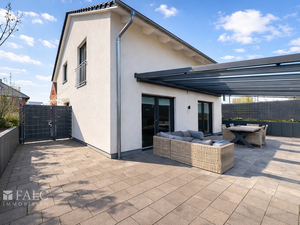Rückwärtiger Bereich mit Terrasse und Pergola