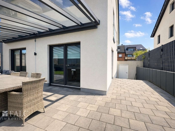 Rückwärtige Zuwegung zur Garage  