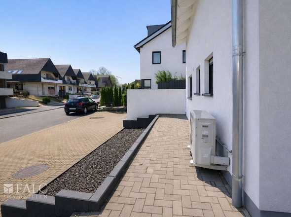 Großzügige Pflasterfläche mit Stellplätzen