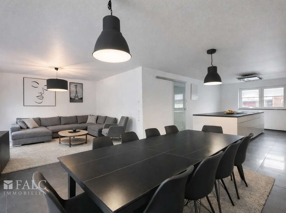 Offener Wohn- und Essbereich mit Designküche