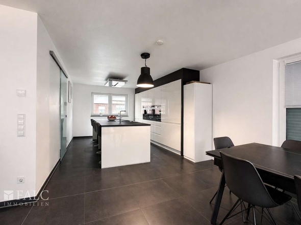 Moderne Küche mit offenem Essbereich