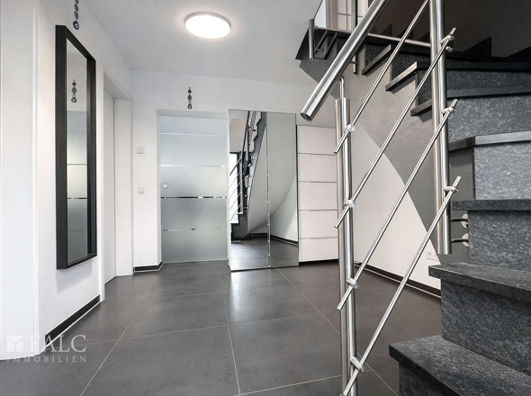 Moderner Entree mit grauen Akzenten