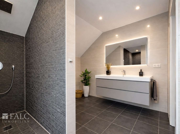 Bad mit begehbarer Dusche (Waschtisch visualisiert)