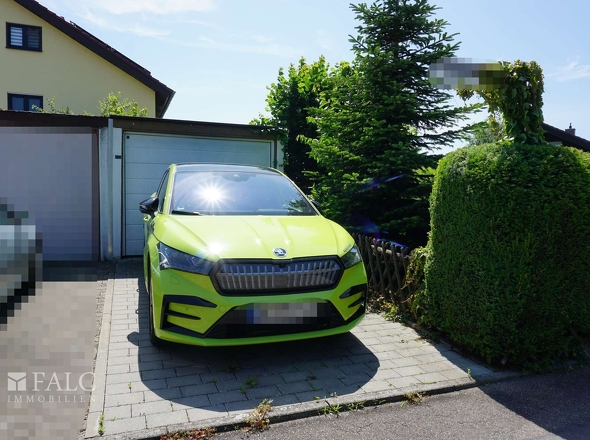 Garage mit Stellplatz