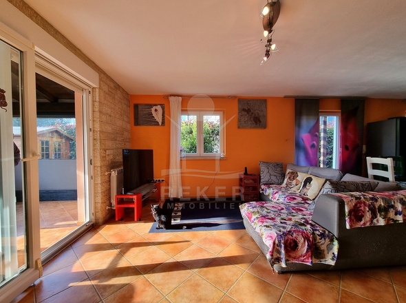 Erdgeschoss: Wohnbereich mit Ess- & Küchenzimmer, Kamin, WC, Lager-/Kesselraum, geschlossene Terrasse