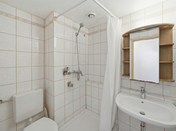 Badezimmer mit Dusche