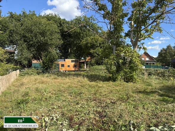 Vollständig eingefriedetes Baugrundstück