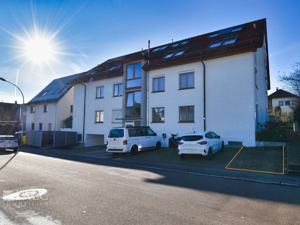 Außenansicht mit Stellplatz