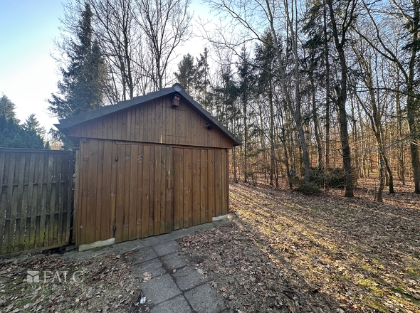 Großzügige Abstellmöglichkeiten am Wald