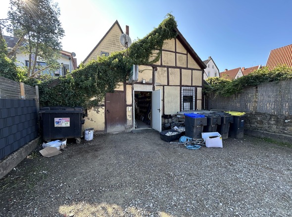 Rückansicht mit Parkmöglichkeiten