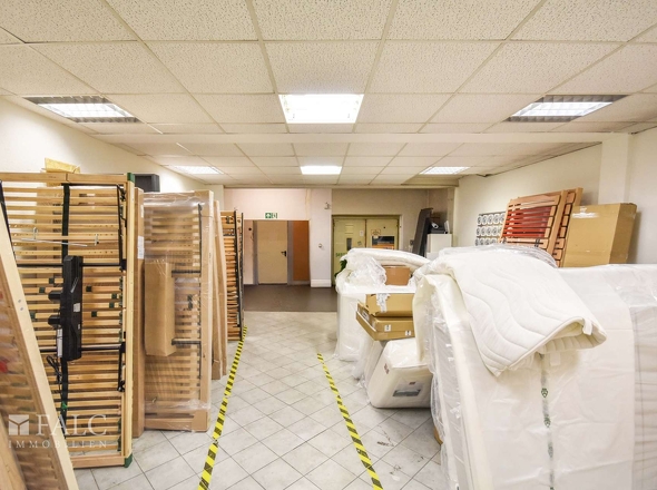 Großer Lagerraum im EG