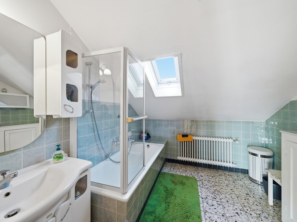 OG - Das Badezimmer mit Duschwanne